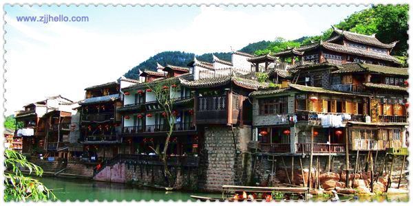 張家界、黃石寨、金鞭溪、袁家界、天子山、十里畫(huà)廊、黃龍洞、寶峰湖、天門(mén)山、鳳凰古城四日游
